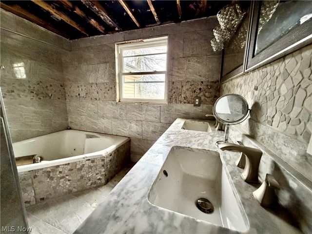 1766 Arthur Drive NW, Warren, OH 44485