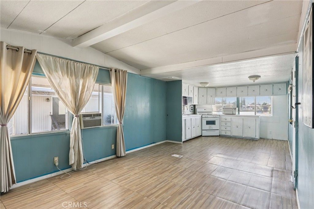 Image 5 of property listing at 17333 Valley 15E, Fontana, CA 92335