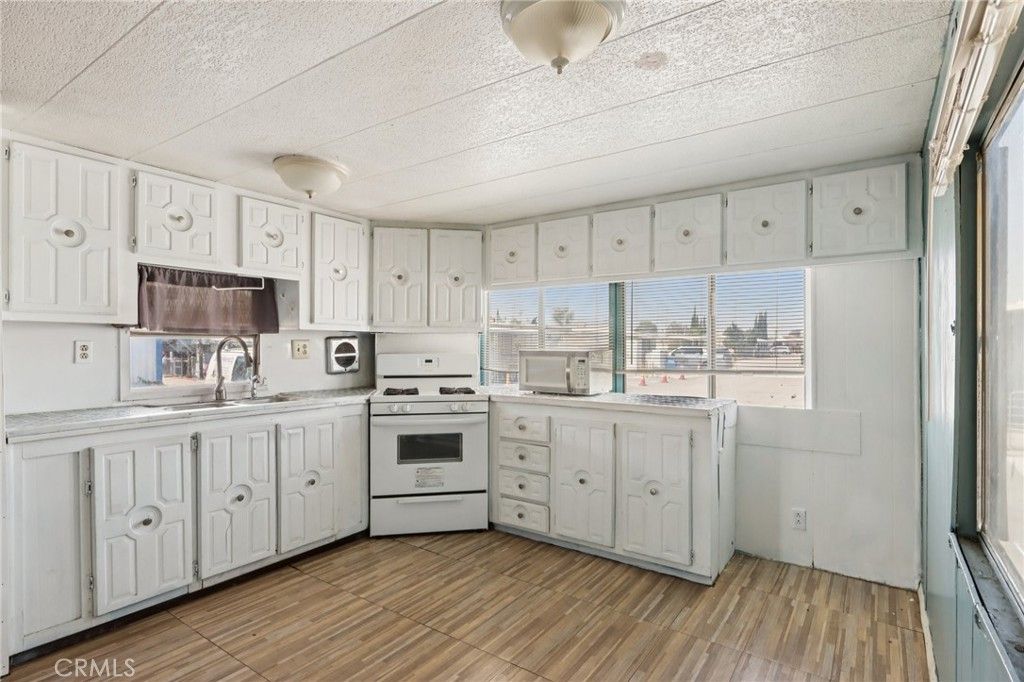 Image 7 of property listing at 17333 Valley 15E, Fontana, CA 92335