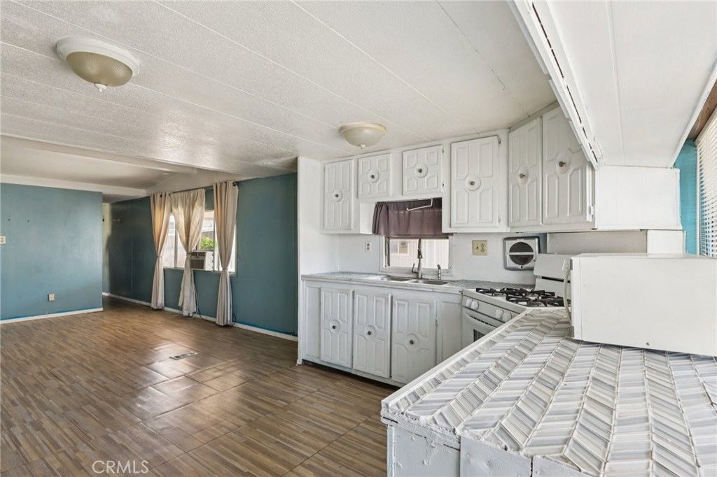 Image 8 of property listing at 17333 Valley 15E, Fontana, CA 92335