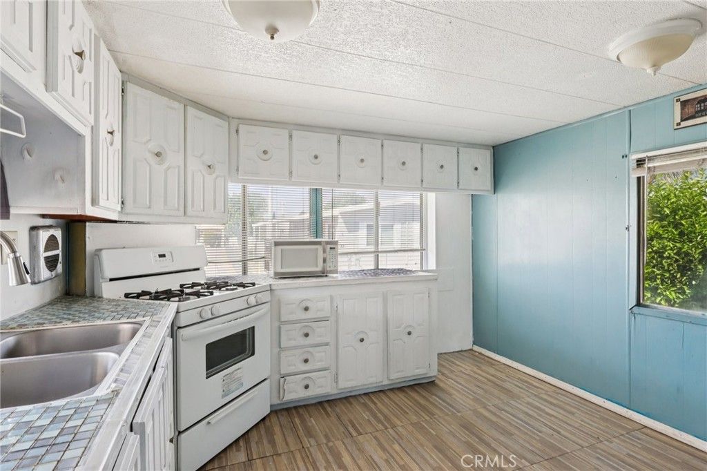 Image 9 of property listing at 17333 Valley 15E, Fontana, CA 92335