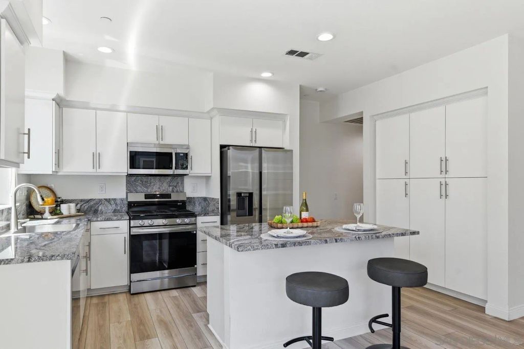 214 Antoni Gln 710, Escondido, CA 92025