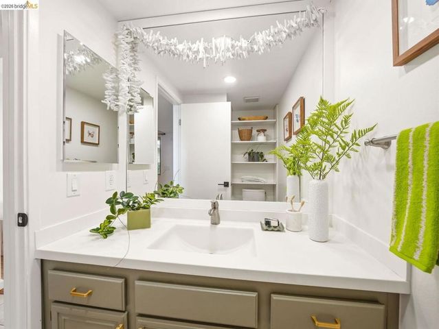 57 Thousand Oaks ST, Oakland, CA 94605