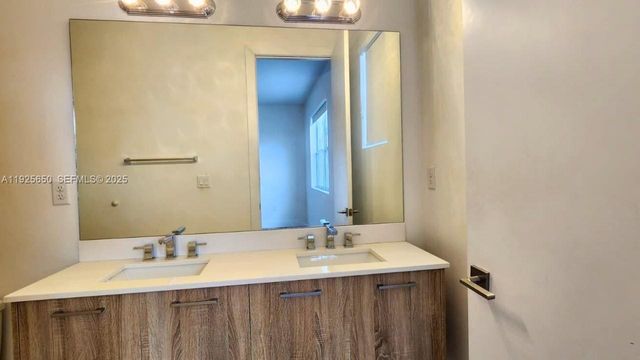 460 NE 35th Ct 5, Oakland Park, FL 33334