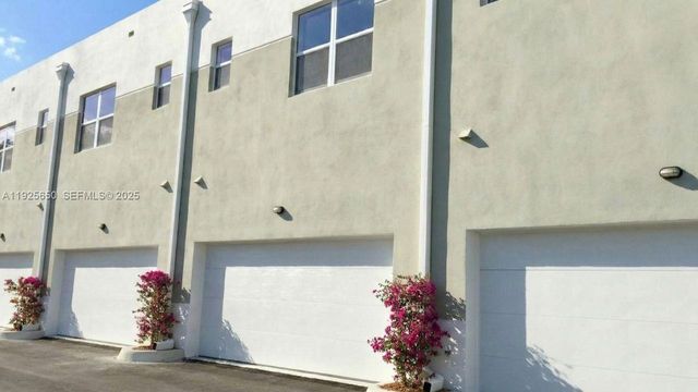 460 NE 35th Ct 5, Oakland Park, FL 33334