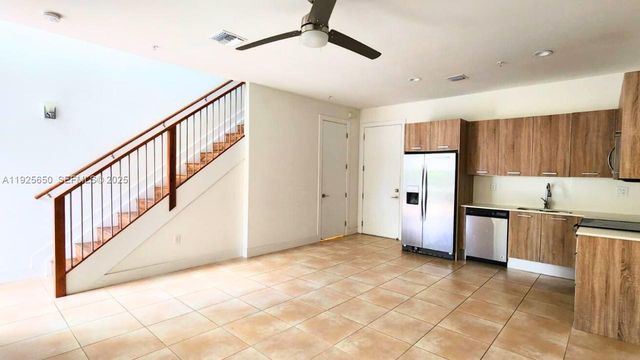 460 NE 35th Ct 5, Oakland Park, FL 33334