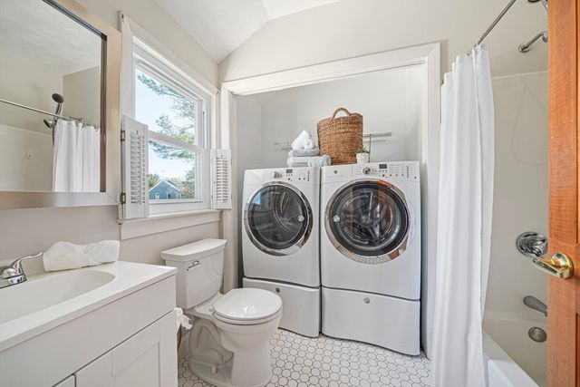 53 Shore Dr, Kingston, MA 02364