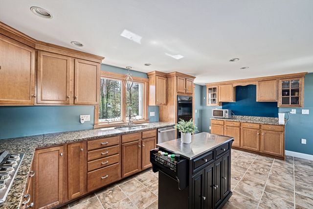 53 Shore Dr, Kingston, MA 02364