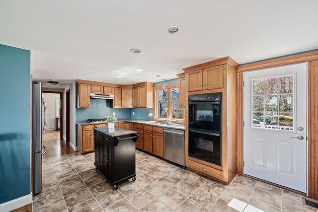 53 Shore Dr, Kingston, MA 02364
