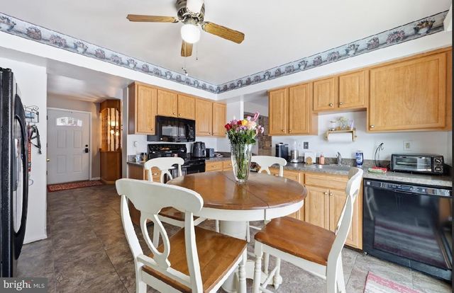 8 OAKTON DR, Mantua, NJ 08051