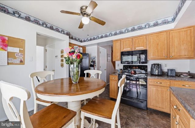 8 OAKTON DR, Mantua, NJ 08051