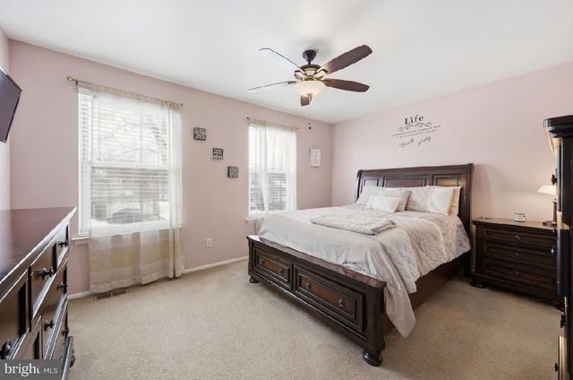 8 OAKTON DR, Mantua, NJ 08051