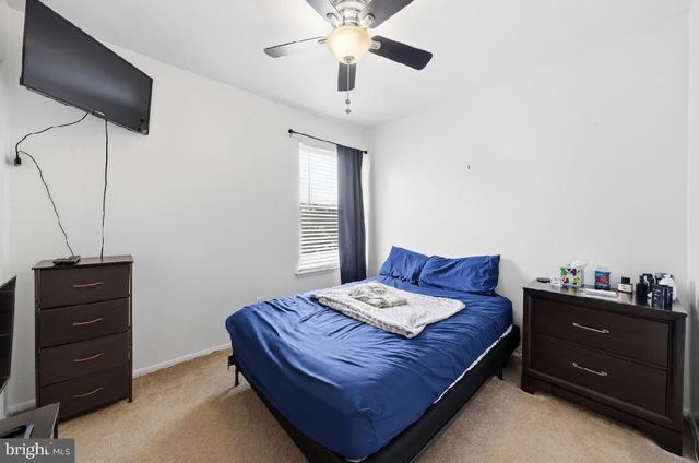 8 OAKTON DR, Mantua, NJ 08051