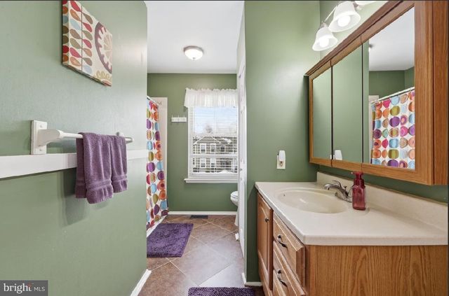 8 OAKTON DR, Mantua, NJ 08051