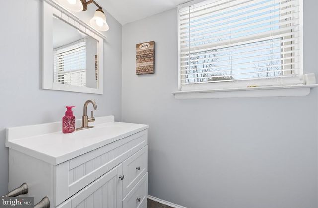 8 OAKTON DR, Mantua, NJ 08051