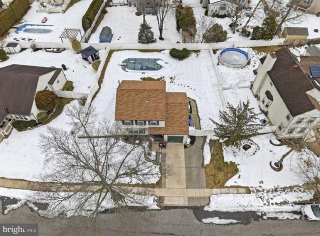 8 OAKTON DR, Mantua, NJ 08051