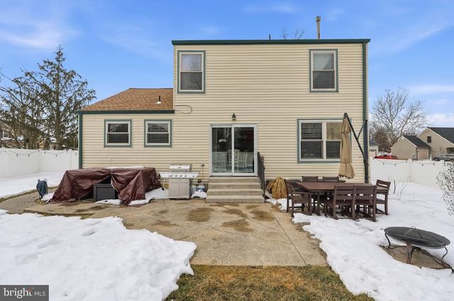 8 OAKTON DR, Mantua, NJ 08051