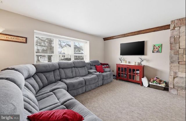 8 OAKTON DR, Mantua, NJ 08051