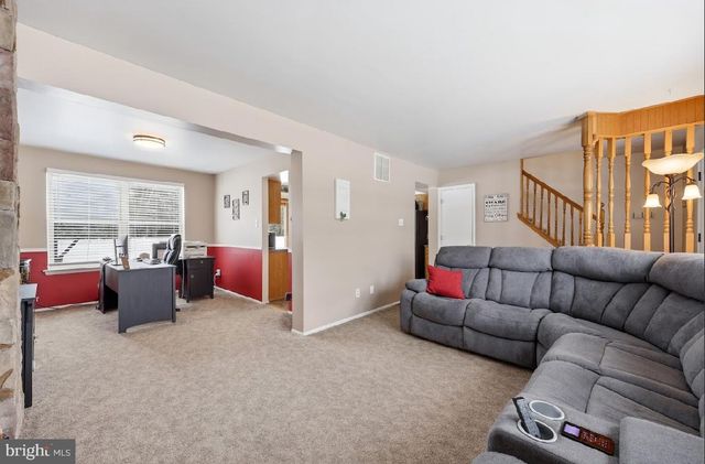 8 OAKTON DR, Mantua, NJ 08051