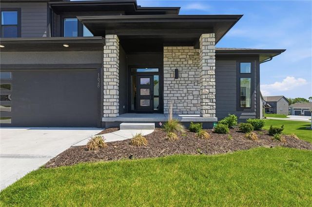 1628 SW Arborway Terrace, Lee's Summit, MO 64082