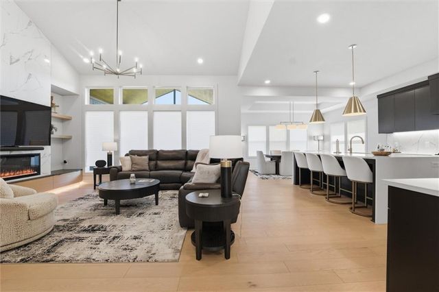 1628 SW Arborway Terrace, Lee's Summit, MO 64082