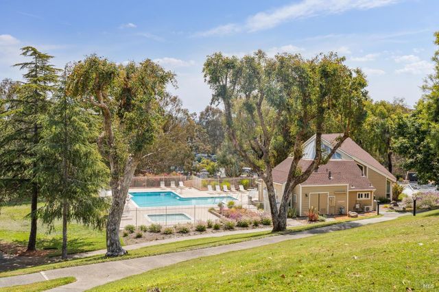 17 Thoreau Cir, Mill Valley, CA 94941