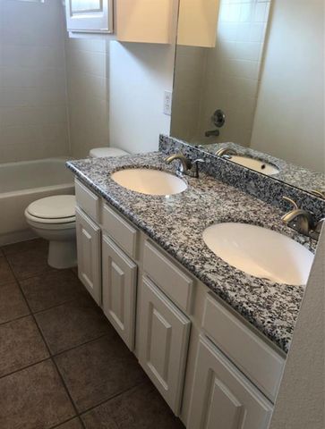 102 N Queenscliff Circle, Spring, TX 77382