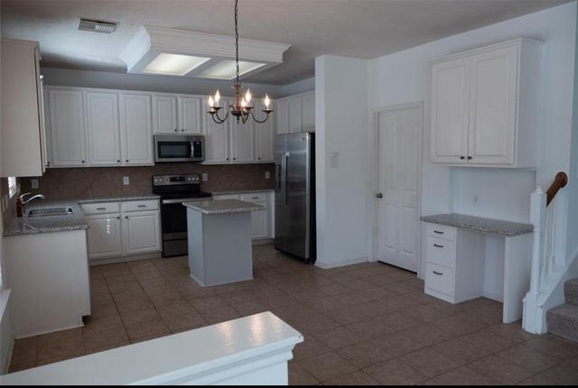 102 N Queenscliff Circle, Spring, TX 77382