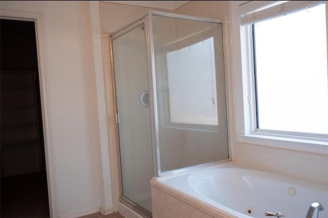 102 N Queenscliff Circle, Spring, TX 77382