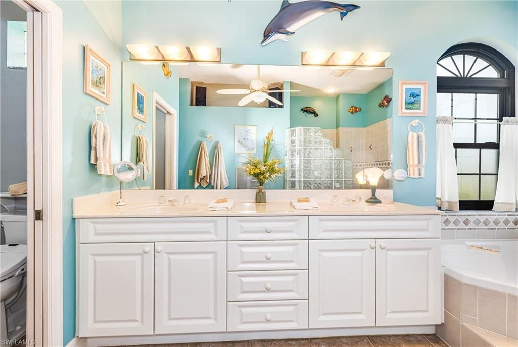 Image 12 of property listing at 2510 SE 23rd PL, Cape Coral, FL 33904