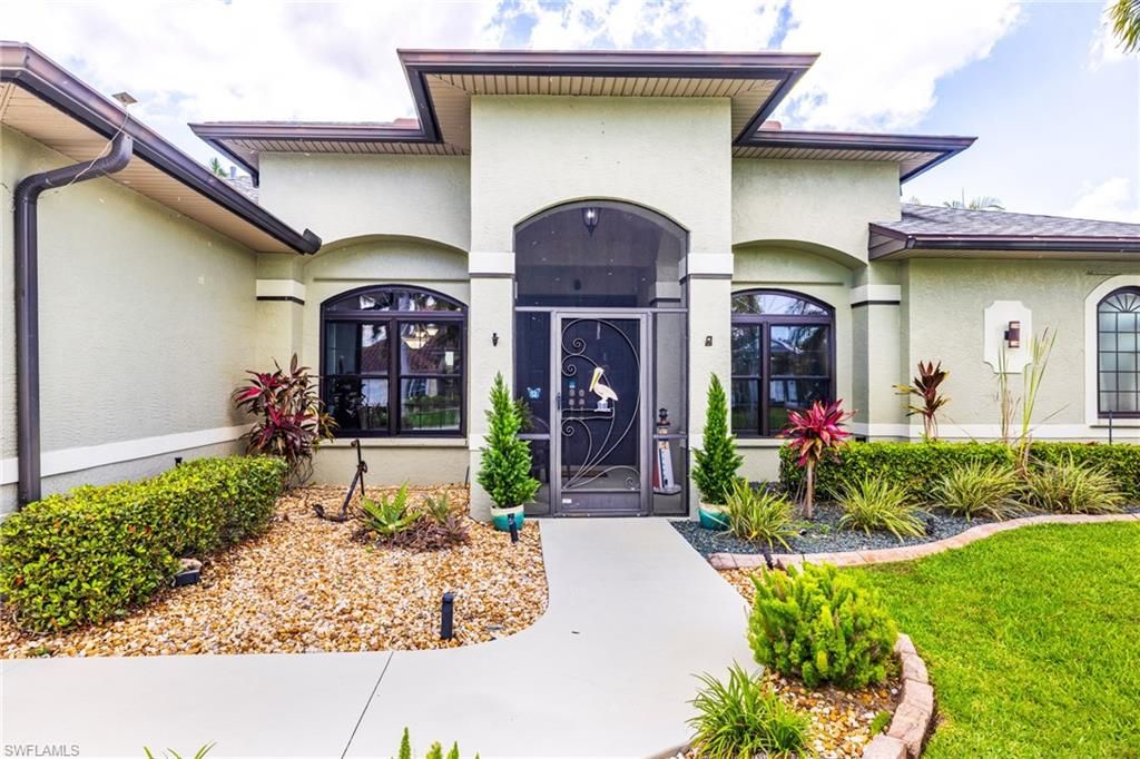 Image 3 of property listing at 2510 SE 23rd PL, Cape Coral, FL 33904