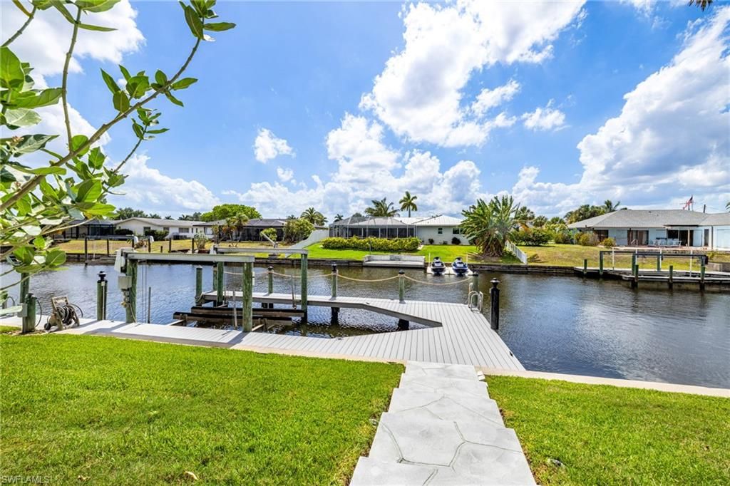 Image 42 of property listing at 2510 SE 23rd PL, Cape Coral, FL 33904