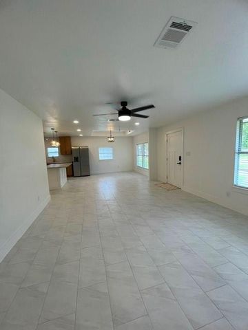 109 Del Monte Lane, Highlands, TX 77562