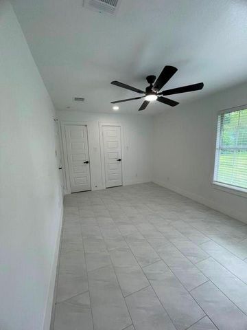 109 Del Monte Lane, Highlands, TX 77562