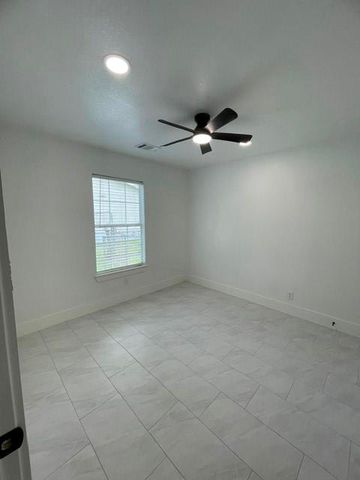 109 Del Monte Lane, Highlands, TX 77562