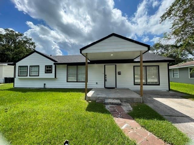 109 Del Monte Lane, Highlands, TX 77562