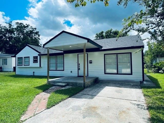 109 Del Monte Lane, Highlands, TX 77562