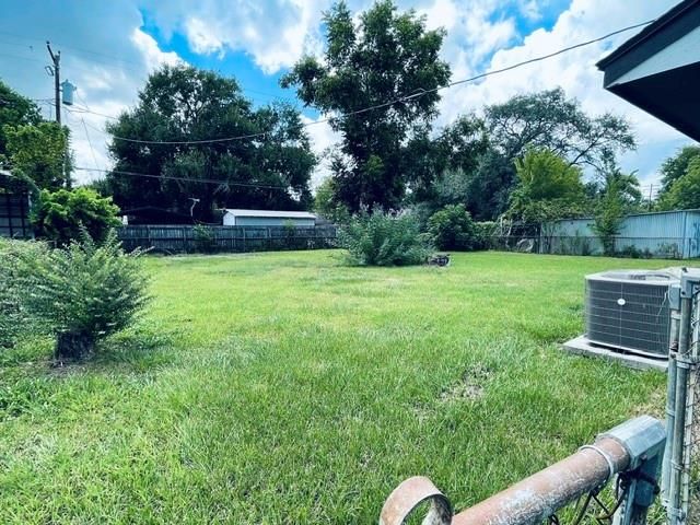 109 Del Monte Lane, Highlands, TX 77562