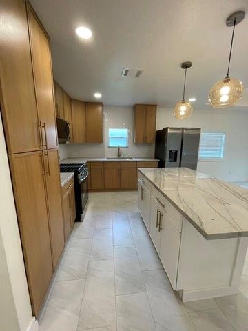 109 Del Monte Lane, Highlands, TX 77562