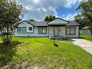 109 Del Monte Lane, Highlands, TX 77562