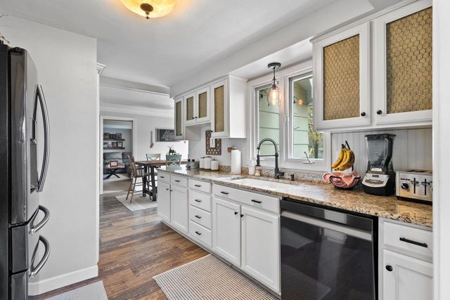 525 E BRIAR LANE, Green Bay, WI 54301