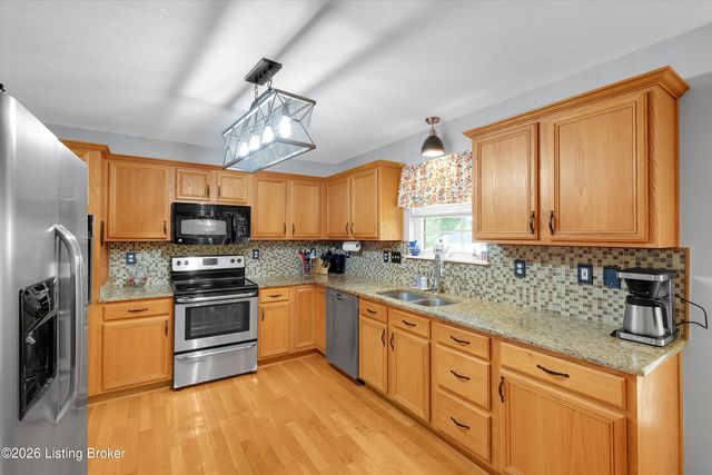 2005 Manning Pl, La Grange, KY 40031
