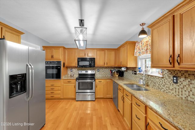 2005 Manning Pl, La Grange, KY 40031
