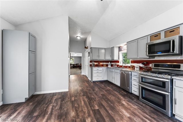 7160 Strausser Street NW, North Canton, OH 44720