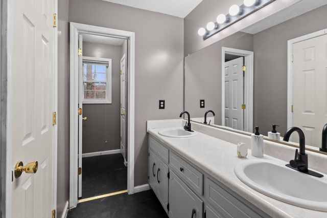 1465 Buchanon Dr, Clarksville, TN 37042