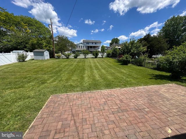 1010 LAKE LN, Pennsburg, PA 18073