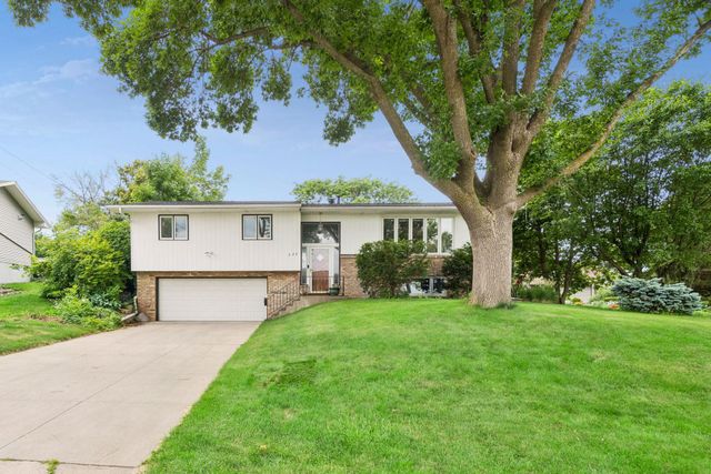 725 W 1st Street, Waconia, MN 55387