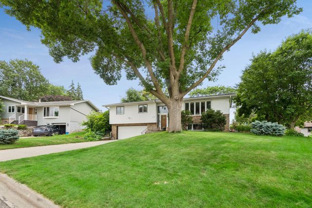 725 W 1st Street, Waconia, MN 55387