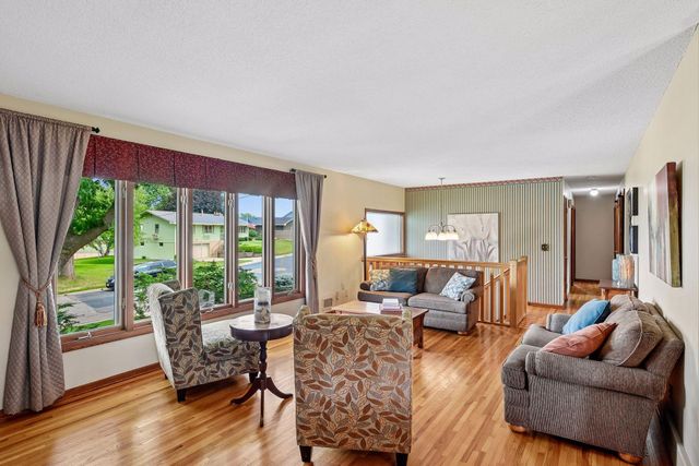 725 W 1st Street, Waconia, MN 55387