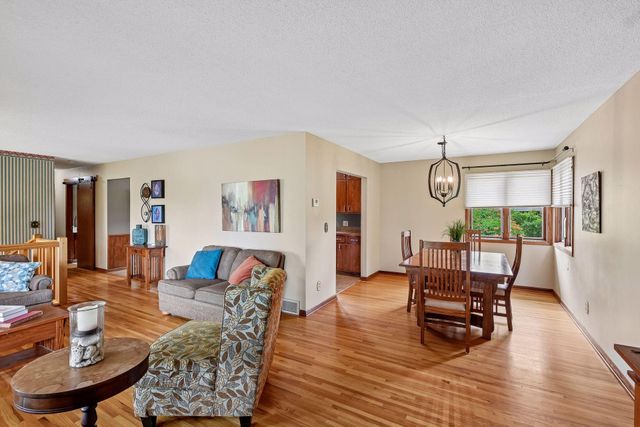 725 W 1st Street, Waconia, MN 55387